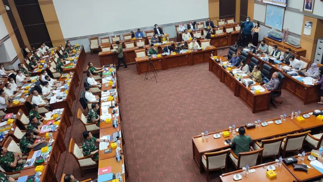 Wamenhan 'Menyingkap' Pemerintahan Jokowi-Gibran di Rapat Komisi I DPR