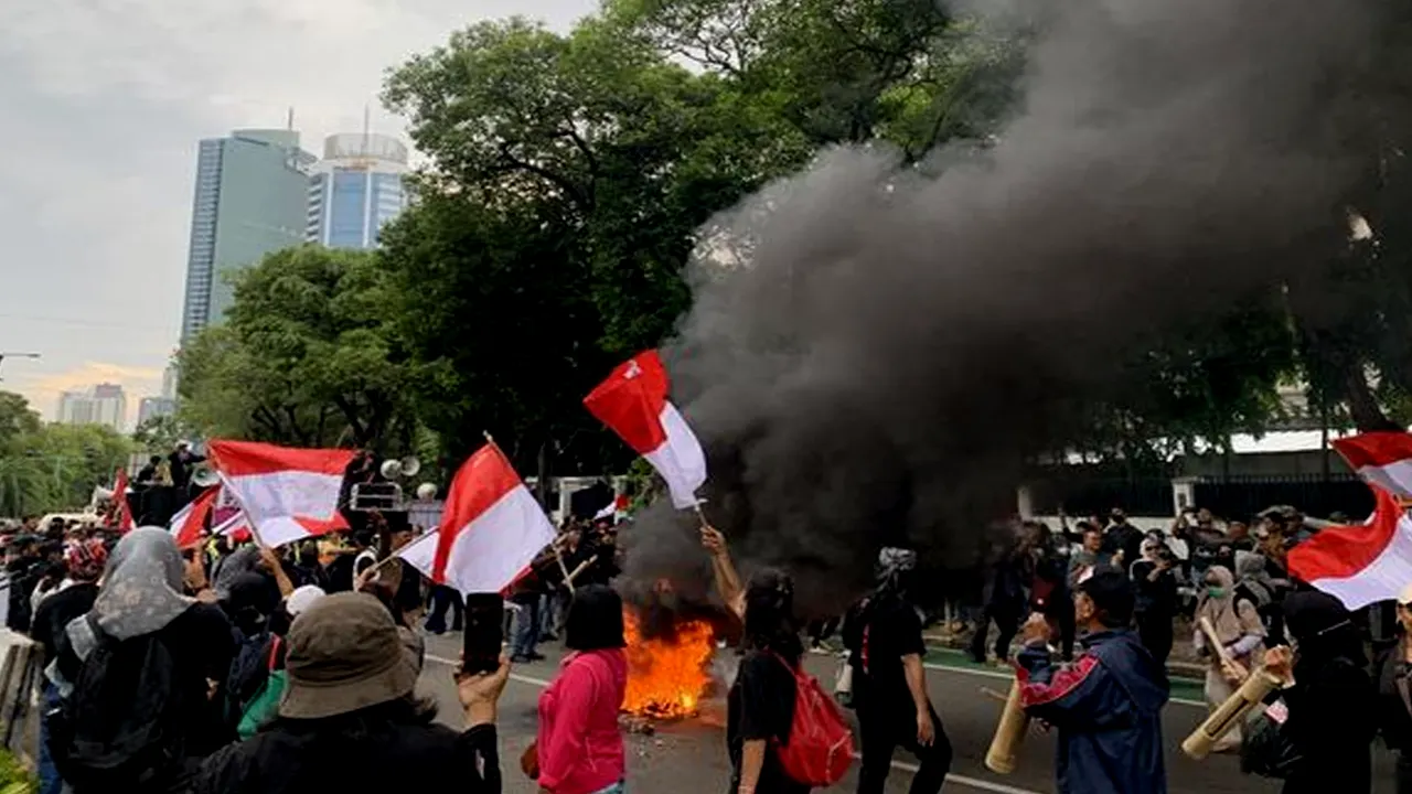 Aksi Massa di KPU Bikin Heboh dengan Ban Terbakar dan Bendera Parpol Dibuang