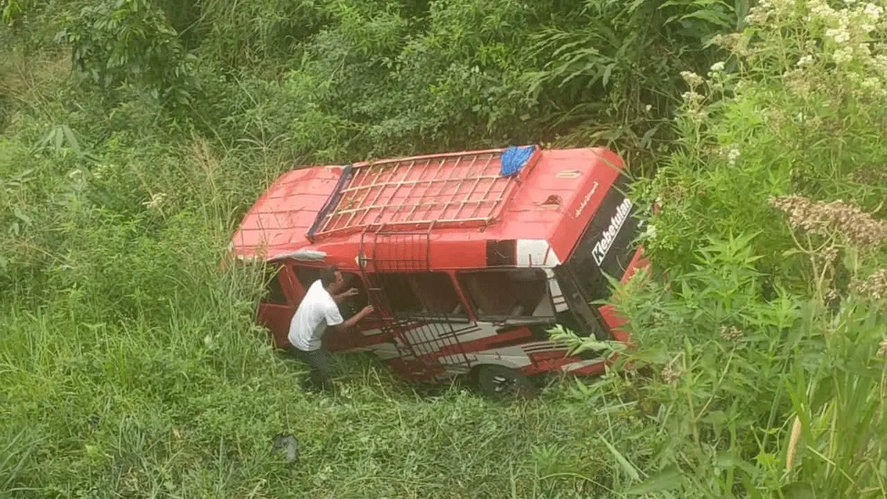 Kronologi Insiden Tragis: Bus Terperosok di Puncak, Delapan Penumpang Terluka