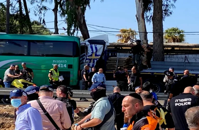 Supir Ditembak Truk Tabrak Halte Bus di Israel